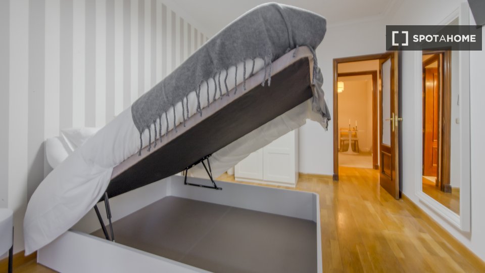 Double room Madrid, 5 beds, 145m² — photo 1