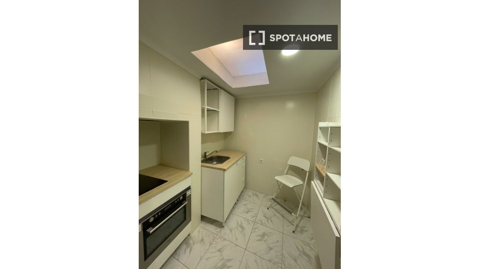 Double room Lisbon, 3 beds — photo 9
