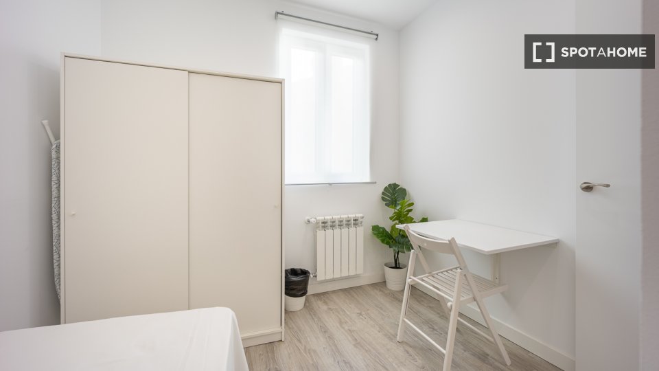 Double room Madrid, 3 beds, 90m² — photo 12