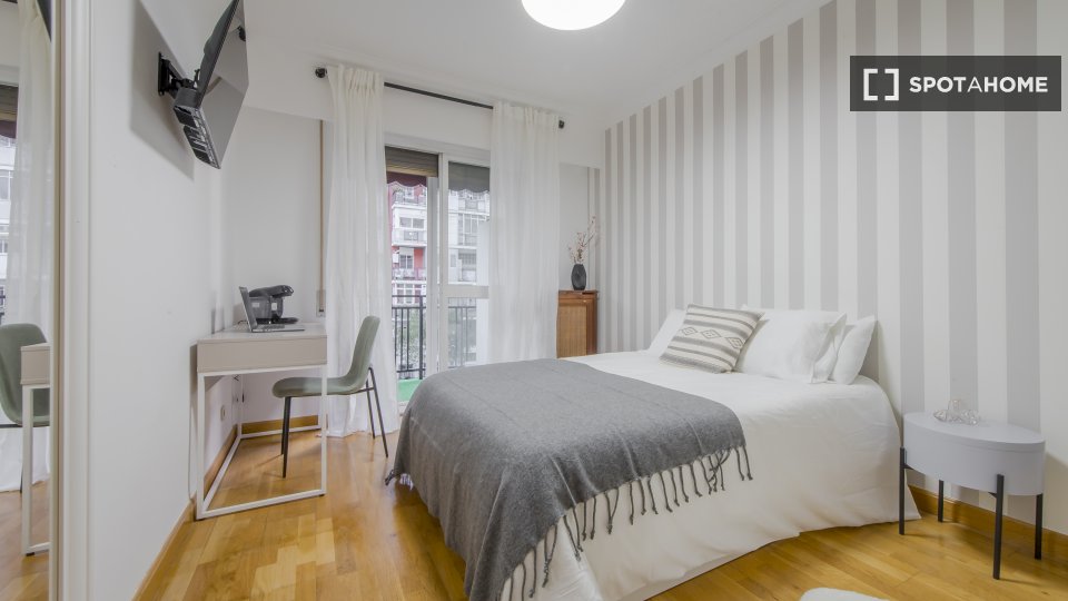 Double room Madrid, 5 beds, 145m² — photo 2