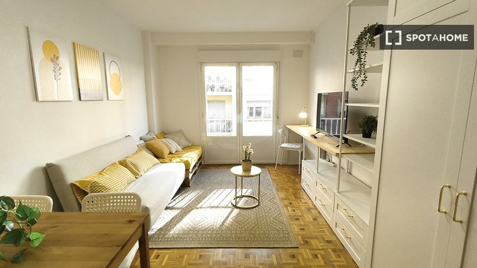 Double room Pamplona, 5 beds, 124m² — photo 1