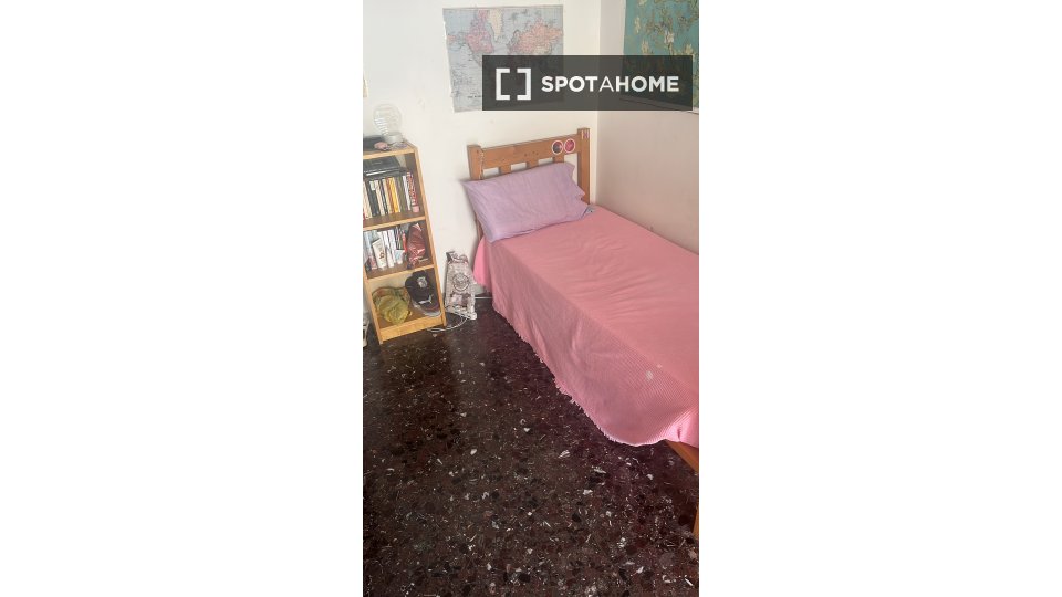 Letto in camera condivisa a Tuscolano Nord, Roma - in Rome