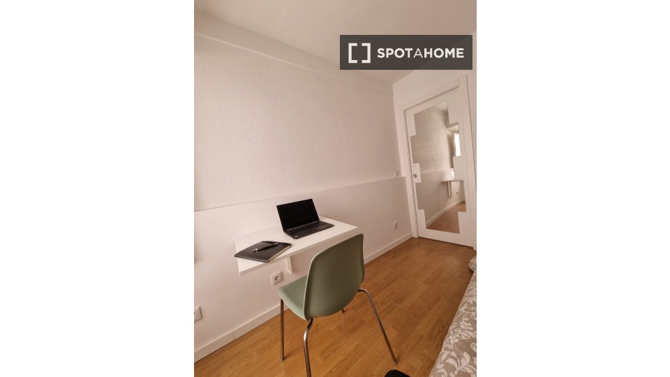Double room Lisbon, 3 beds — photo 2