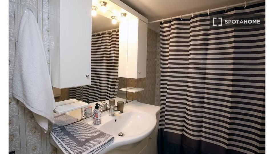 Double room Athens, 3 beds — photo 9