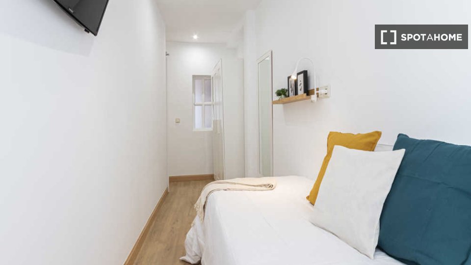 Double room Madrid, 3 beds — photo 46