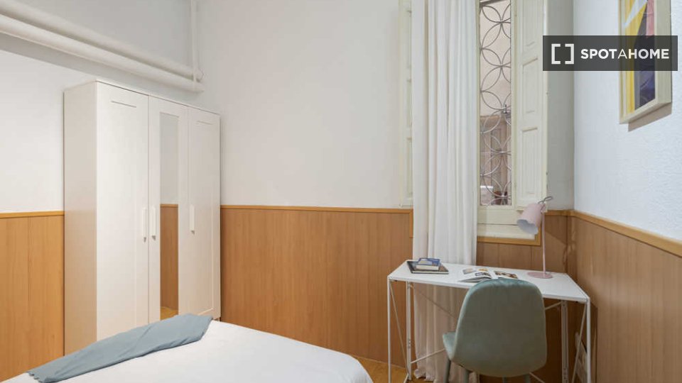 Double room Madrid, 3 beds — photo 31