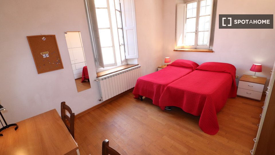 Stanza in appartamento con 6 camere da letto in affitto a Duomo-San Giovanni. - en Florencia