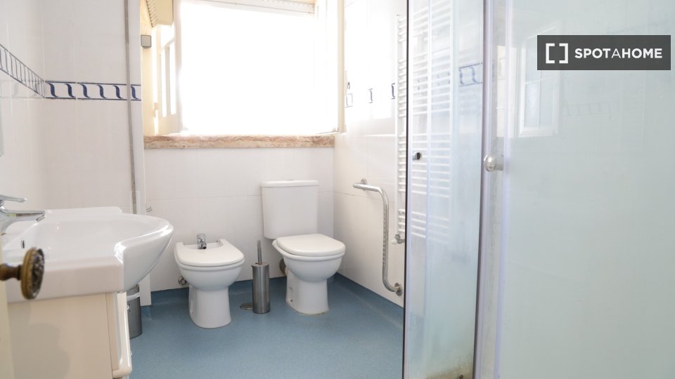 Double room Lisbon, 6 beds — photo 9