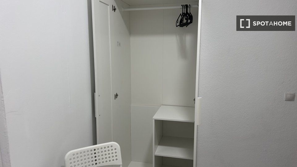 Se alquila habitación en piso compartido de 5 habitaciones en Fuenlabrada