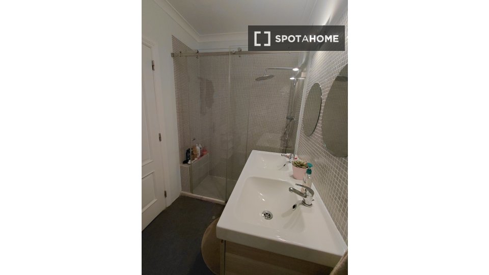 Double room Lisbon, 3 beds, 124m² — photo 9