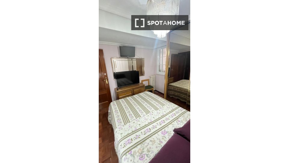 Double room Madrid, 3 beds, 80m² — photo 5