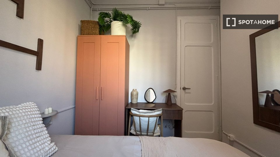 Double room Barcelona, 5 beds, 80m² — photo 2