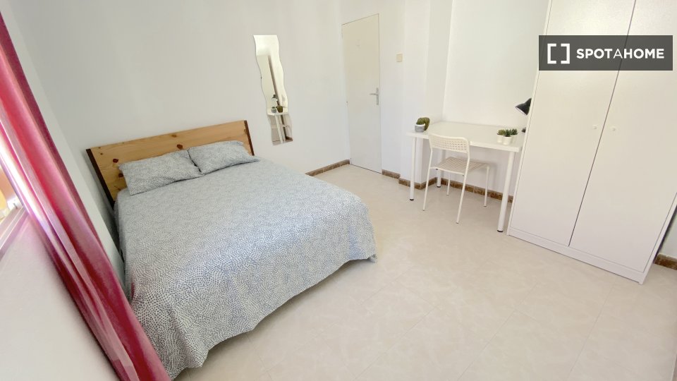 Habitación en piso compartido en alquiler en Villegas, Sevilla.
