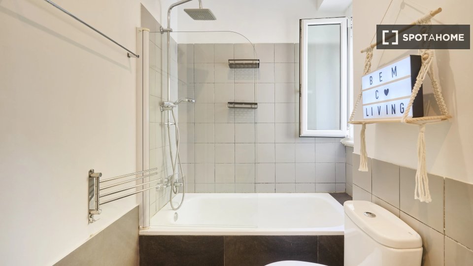 Double room Lisbon, 4 beds — photo 10