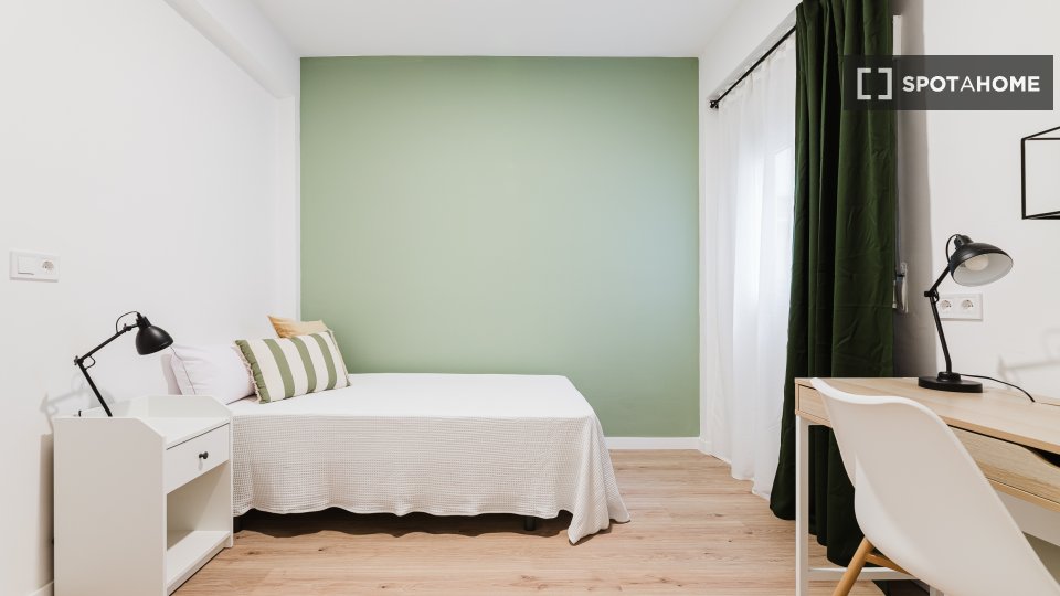 Camera in appartamento condiviso con 4 camere da letto a La Malva-Rosa - à Valence
