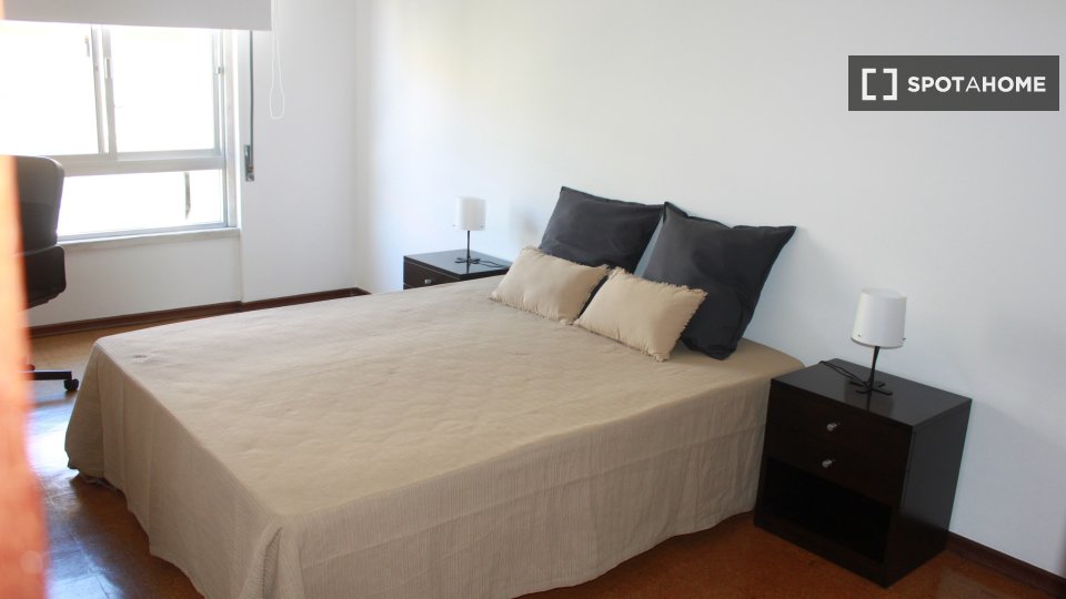 Double room Lisbon, 3 beds, 120m² — photo 4