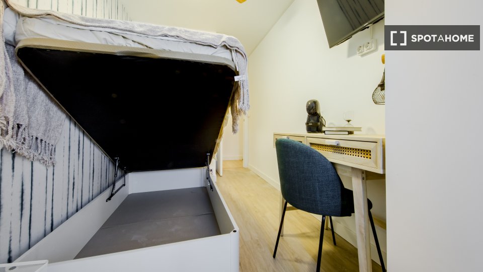Double room Madrid, 6 beds, 110m² — photo 13