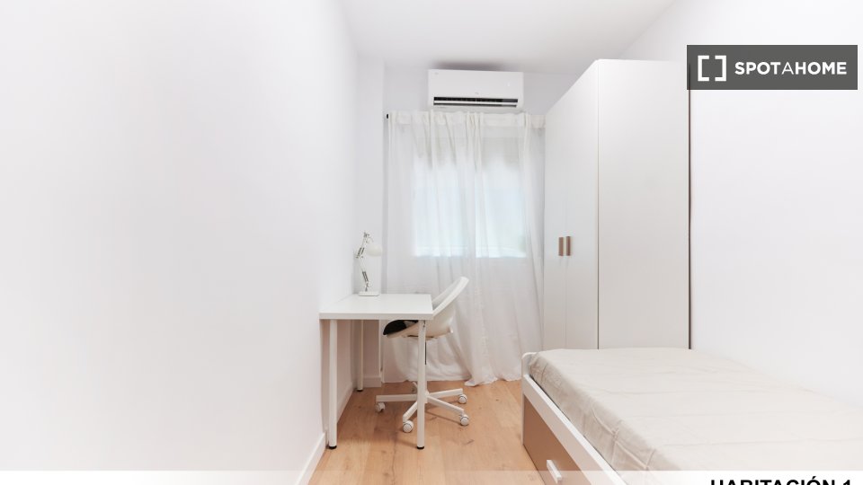 Double room Seville, 3 beds — photo 3