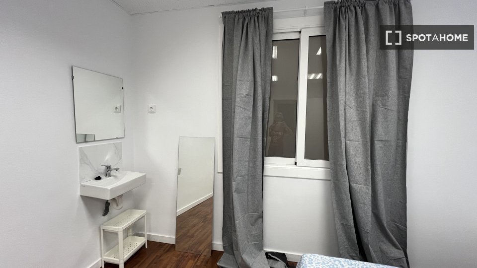 Double room Barcelona, 13 beds, 290m² — photo 3
