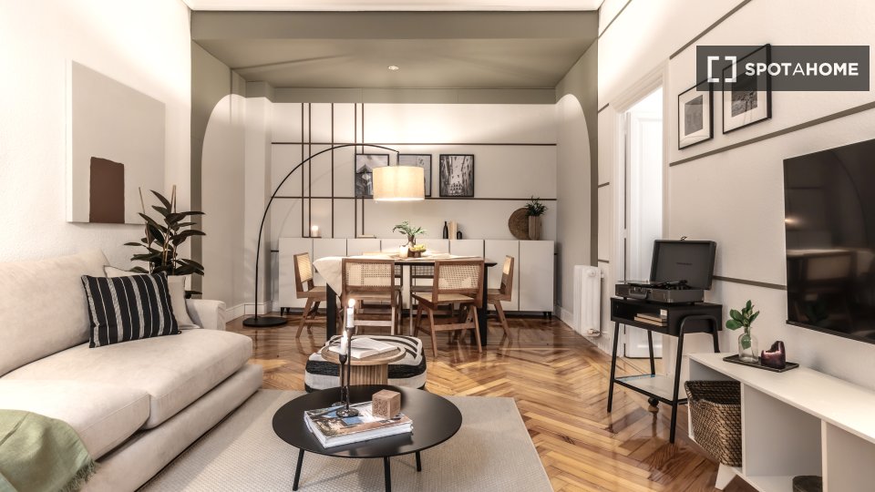 Piso de 2 dormitorios en alquiler en Almagro, Madrid.