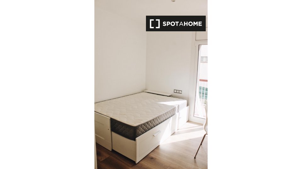 Double room Barcelona, 3 beds — photo 19