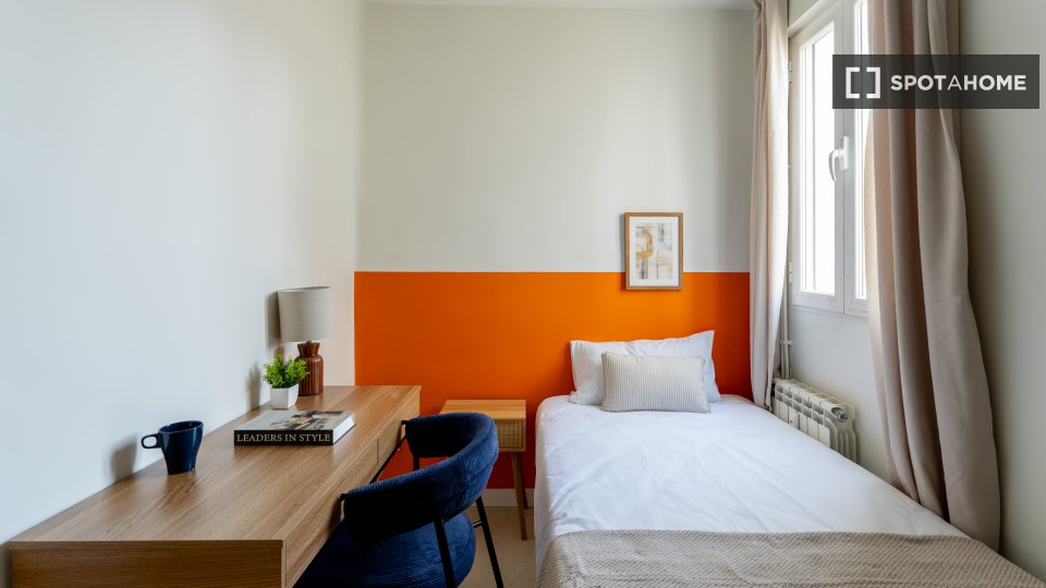 Double room Madrid, 3 beds — photo 19