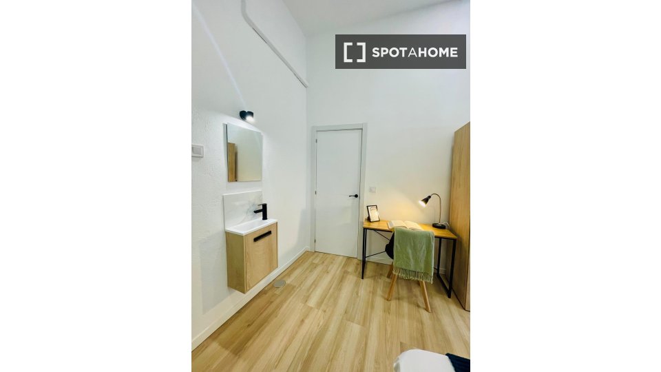 Double room Madrid, 12 beds, 185m² — photo 1
