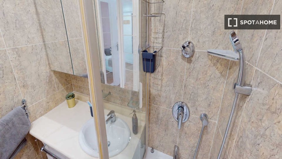 Double room Paris, 3 beds, 60m² — photo 10