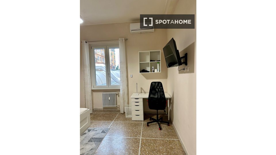 Double room Rome, 3 beds, 94m² — photo 17