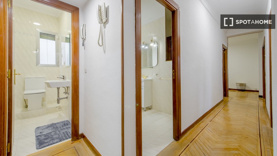Double room Madrid, 5 beds, 110m² — photo 11