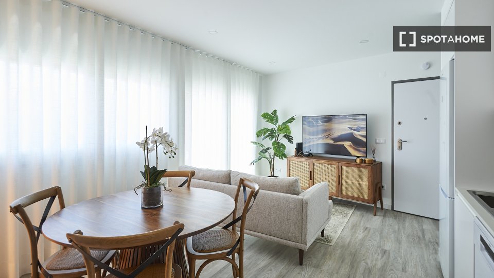 Apartment Lisbon, 2 beds, 61m² — photo 1