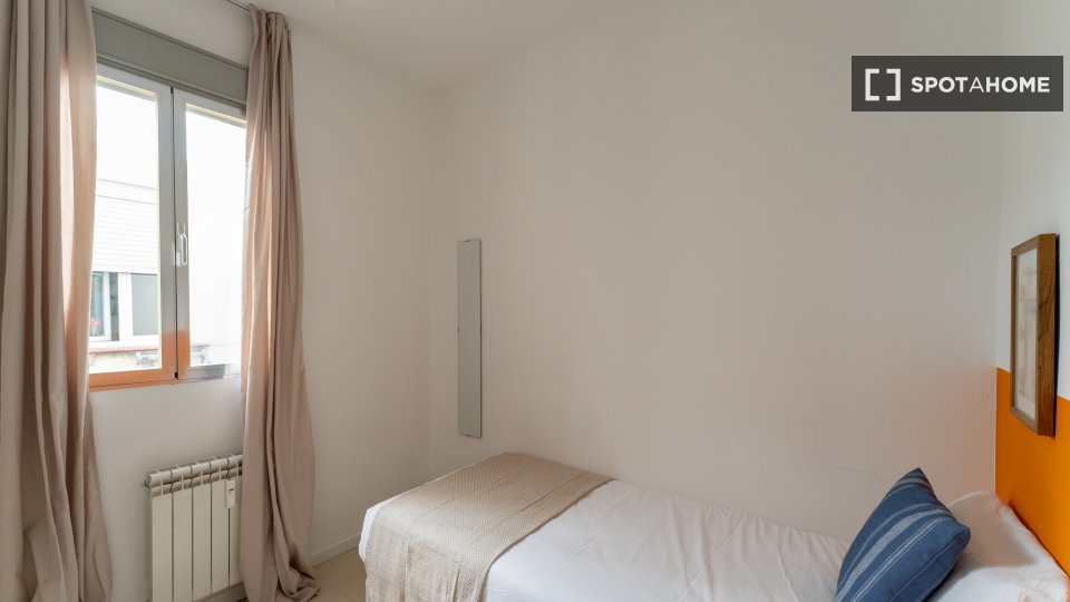 Double room Madrid, 3 beds — photo 15