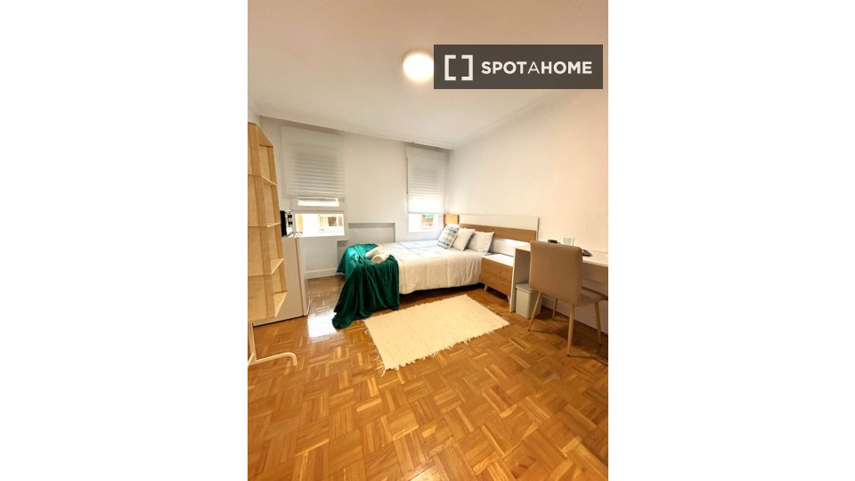 Double room Madrid, 7 beds, 160m² — photo 25