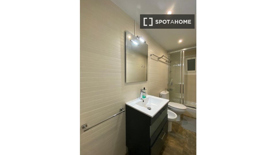 Double room Barcelona, 3 beds, 70m² — photo 4