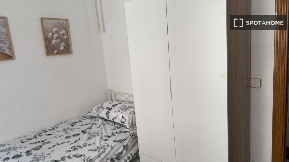 Double room Madrid, 2 beds, 75m² — photo 1