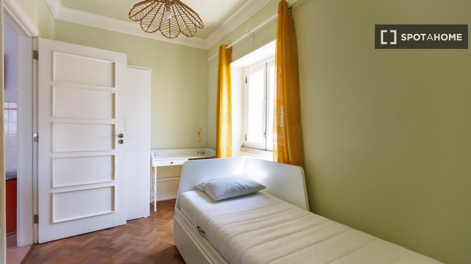 Double room Lisbon, 6 beds — photo 11