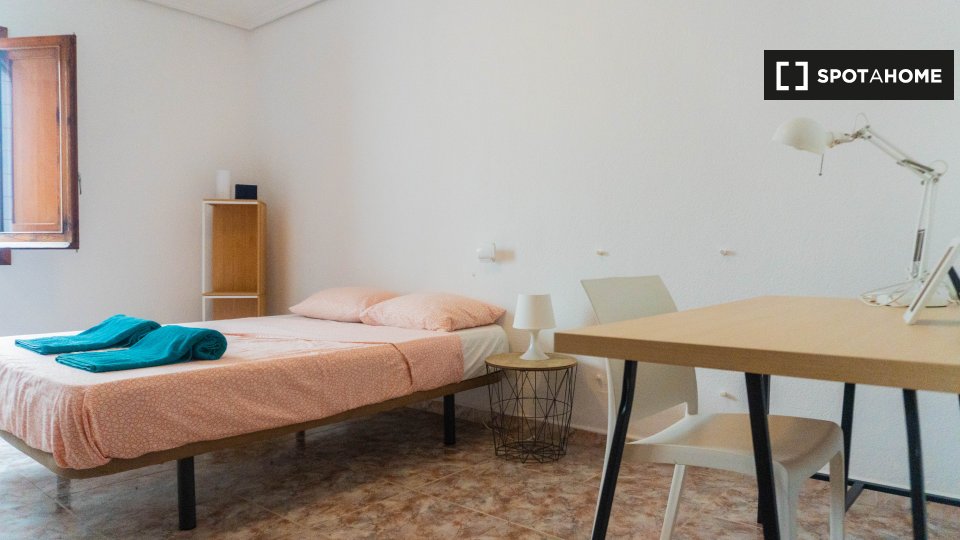 Double room Valencia, 7 beds, 200m² — photo 1