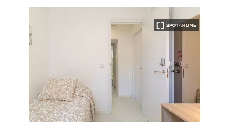 Double room Madrid, 6 beds, 100m² — photo 1