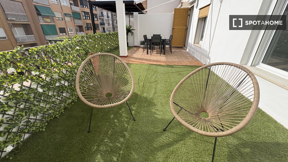Double room Valencia, 1 bed, 190m² — photo 8