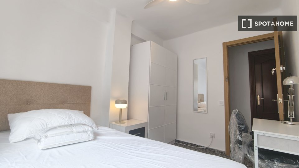 Double room Malaga, 3 beds, 79m² — photo 2