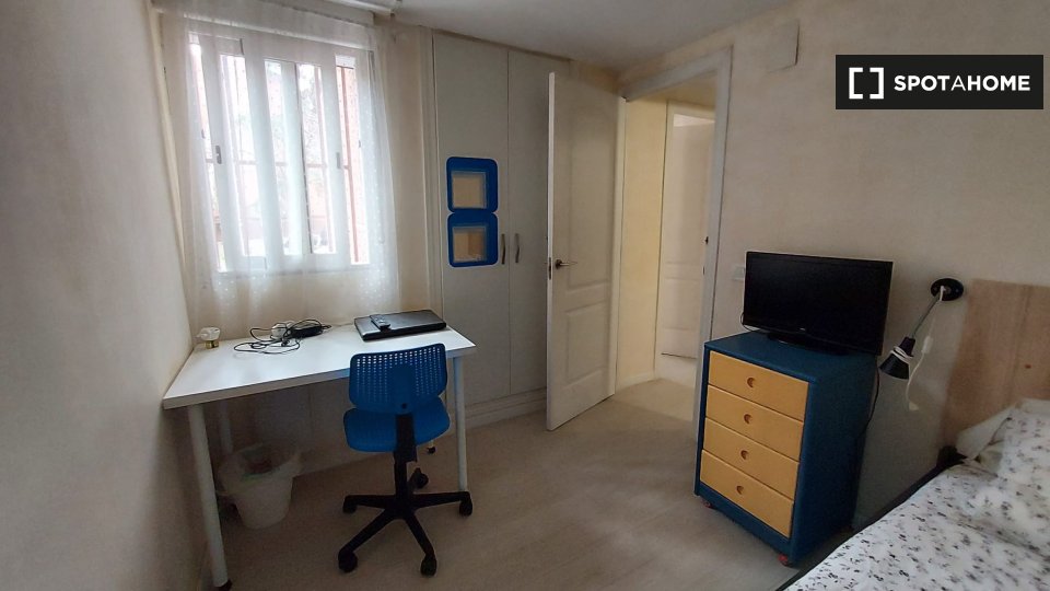 Double room Madrid, 3 beds, 60m² — photo 1