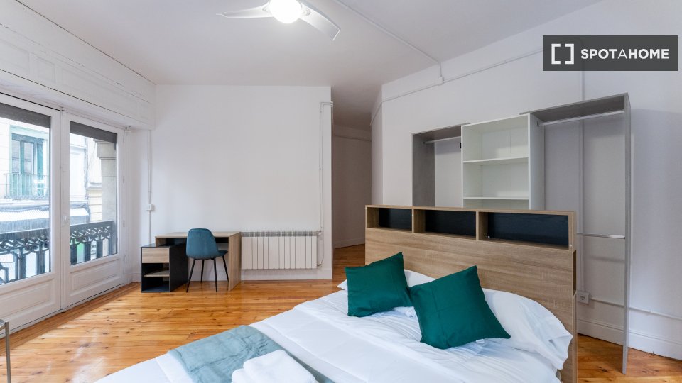 Here is the English translation:
Camera for rent in an apartment with 8 bedrooms in Sol, Madrid - a Madrid