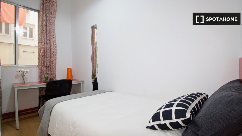 Double room Madrid, 7 beds, 160m² — photo 1
