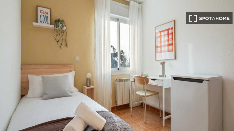 Soleggiata camera singola con bagno privato e con terrazzo - à Madrid