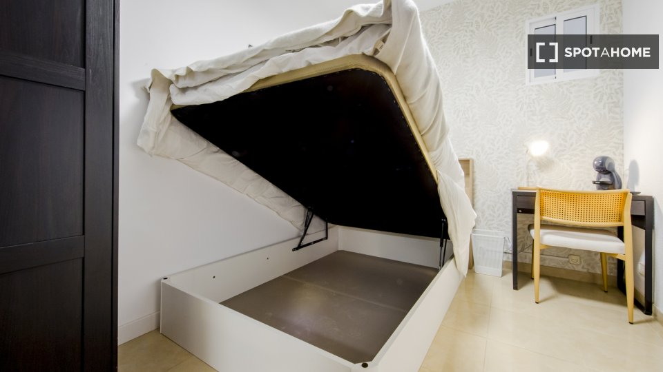 Double room Madrid, 7 beds, 113m² — photo 12
