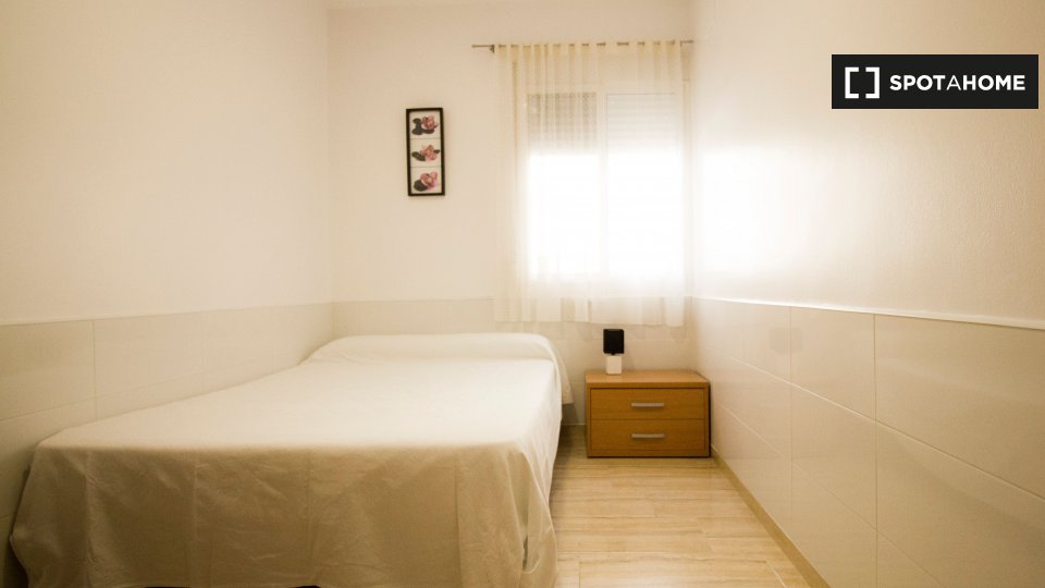 Double room Valencia, 3 beds, 75m² — photo 1