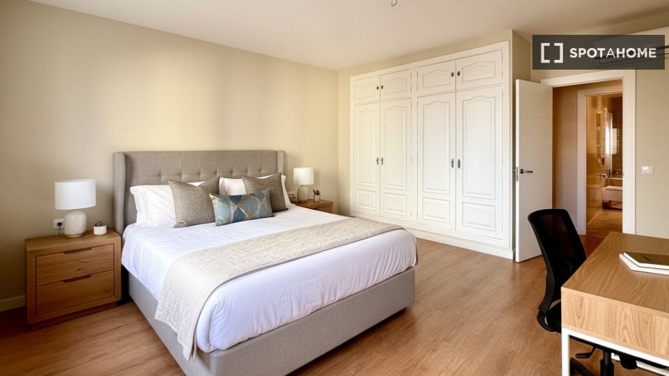 Double room Madrid, 7 beds, 180m² — photo 8