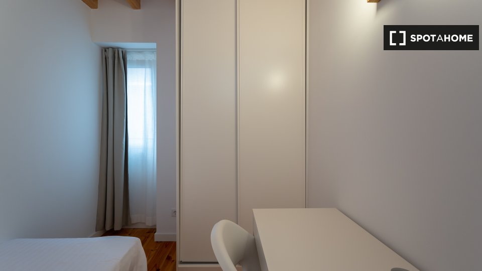 Apartment Lisbon, 4 beds, 75m² — photo 15