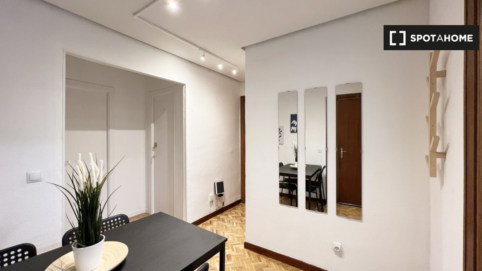 Double room Madrid, 5 beds, 95m² — photo 1