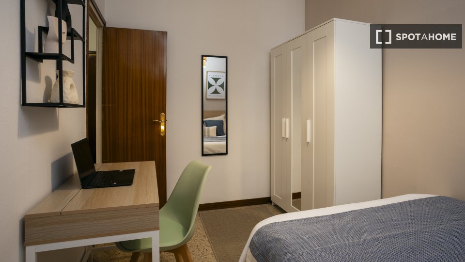 Double room Barcelona, 5 beds, 100m² — photo 9